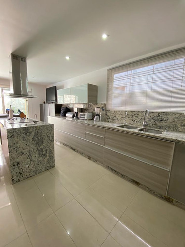 Venta Hermosa Casa Remodelada Con Piscina En Calle Cerrada Con Vigilacia Privada. Cuenta Con El Servicio De Agua Permanente.