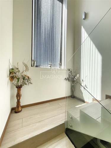 Casa En Venta De 7 Dorm. Mas Servicios En Chicureo Poniente