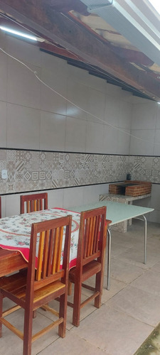 Chácara No Centro De Faria Lemos/mg Com 700m2, Com 2 Casas Uma Grande Em Alto Padrão E Uma Casa Menor, Com Piscina E Área Goumet E Pomar Com Muitas Frutas, Pronta Para Morar