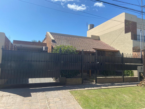 Casa En  Barrio Sarmiento