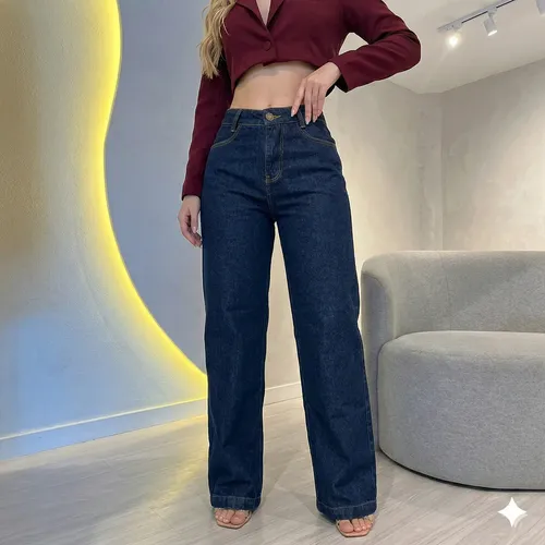 Modelo vestindo calça jeans wide leg azul escuro com blazer cropped vinho