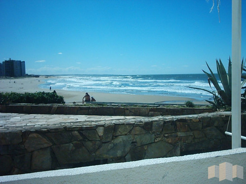 Imagen 29 de 30 de Frente A La Playa