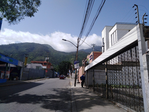 Casa Comercial De Dos Plantas En La Florida, Alto Transito Peatonal Y Vehicular, Para Cualquier Actividad Comercial, Agua, Cantv