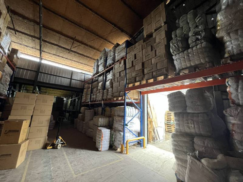 Amplio Edificio Comercial Con Bodegas Y Galpon En Santiago