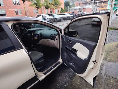 Camioneta Captur Zen, Automática, Modelo 2021, Motor 2.0