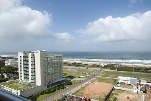 Precioso Departamento De 2 Dormitorios Con Vista Al Mar, Punta Del Este