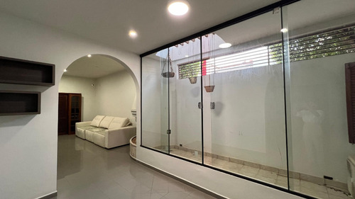 Alquilo Casa Con Piscina En Pleno Centro De Encarnación: 5 Habitaciones Y 4 Baños