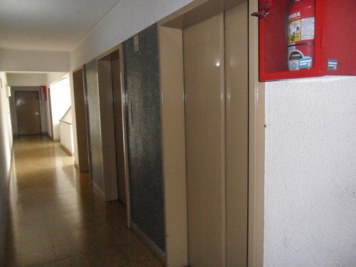 Imagen 12 de 16 de Amplia Oficina Al Frente, Con Recepción, 3 Despachos, Sala De Espera, Cocina, Baño Completo. Cochera Fija En El Subsuelo Del Edifcio.