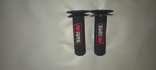 Imagen 2 de 4 de Puños De Manillar Protaper Color Negro Con Letras Rosadas