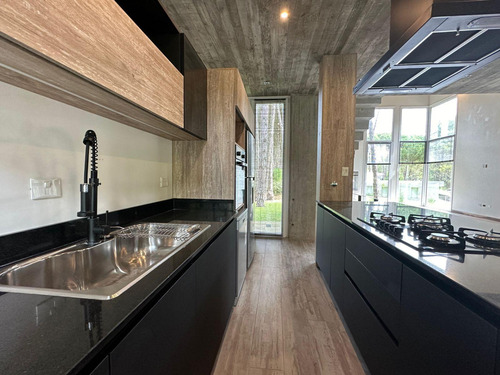 Departamento En Venta - 4 Dormitorios 2 Baños - 1.117mts2 - Carilo