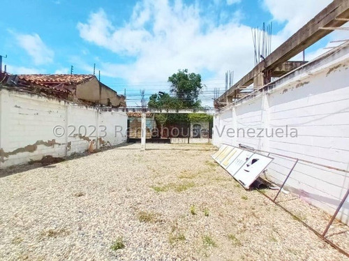 Raiza Suarez Vende Para Uso Residencial O Comercial Amplio Terreno En Pleno Centro De Barquisimeto,- 2 4 1 1 6-, Cuenta Con Todos Los Servicios, Cerco Electrico, Ideal Para Remodelar Y Construir.....