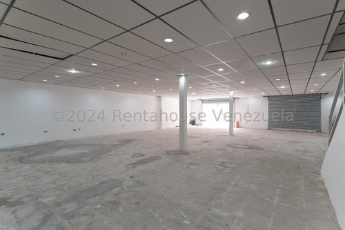 Los Dos Caminos !! A Pie De Calle, Excepcional Galpón O Edificio Comercial Con 2 Niveles Techados De 344 M2 Cada Uno, Más Terraza De 350 M2, Para Total De 1.038 M2 Construcción, Estac. Para 8 Vehíc.