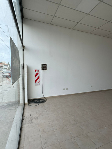 Local En Venta Marcelo T. Alvear E/ Hipolito Yrigoyen Y Belgrano Precio U$d149.000