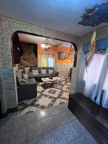 Vendo Casa 4 Dormitorios + Monoambiente, Con Garaje Y Gran Terreno 447 M2. Excelente Oportunidad La Teja