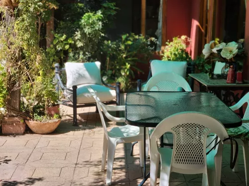 Terraza colonial con una gran mesa 