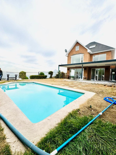 Casa Remodelada De 3 Pisos 185m2 Útiles Y 450m2 De Terreno