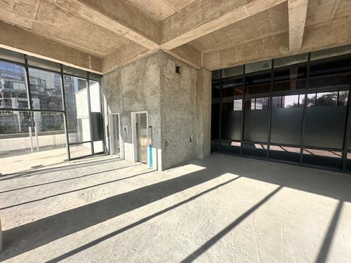 Renta Oficina De 170m2 En Obra Negra Más 50m2 De Una Amplia Terraza Privada En L , Ubicada En El 3er Piso, Cuenta Con 3 Bajadas Para Baños Interiores, Aire Acondicionado 4 Lugares De Estacionamiento