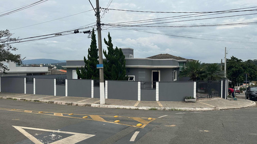 3 Quartos, 2 Banheiros, 1 Suite