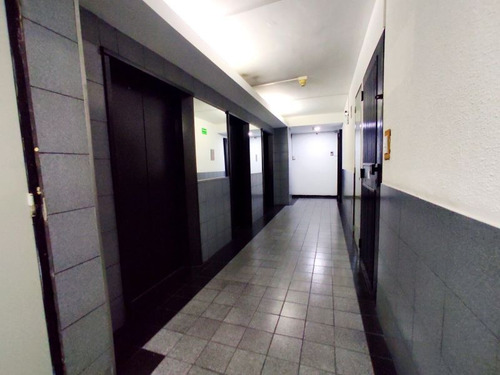 Se Vende Oficina Centro Profesional La California. Con Entrada Principal Por La Fco. De Miranda Y Al Estacionamiento Por La California. Cuatro Cubículos Cómodos. Piso Medio.