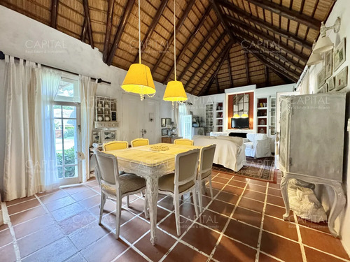 Casa De Tres Dormitorios En Venta, Pinares, Punta Del Este.