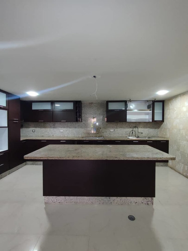 Imagen 3 de 12 de Tonw House. 110mts. 4habitaciones,3 Baños, 2puesto.