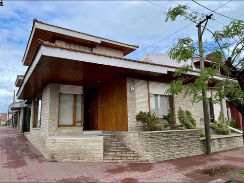 Casa En Venta - 5 Dormitorios 3 Baños 2 Cocheras - 260mts2 - Necochea