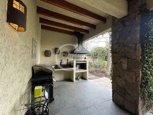 Casa En Venta De 6 Dorm. En Lo Barnechea
