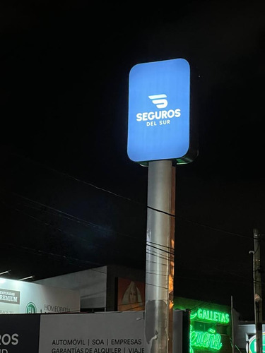 Local En Lagomar Excelente Ubicacacion Con 640 M En Dos Locales Amplios Abajo Con Entradas Independientes Y 180 Metros En El Primer Piso Con Entrada Independiente.