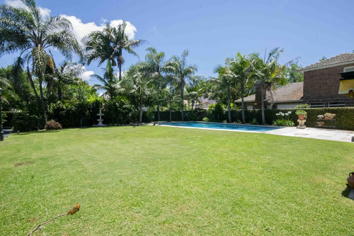 Casa De 9 Ambientes Con Dos Dependencias Y Sala De Juegos En Venta En Acassuso.
