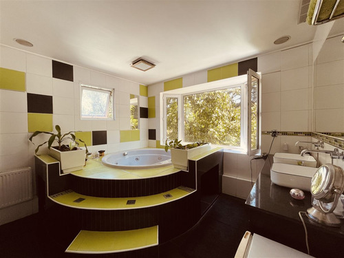 Casa En Venta De 5 Dorm. En Lo Barnechea