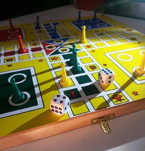 Jogo Ludo Oficial 2 Dados Estojo Tabuleiro C/ Leque E Coroa