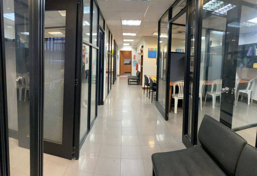 Imagen 2 de 11 de Oficina En Venta En La Av. Bolivar Cód 140778
