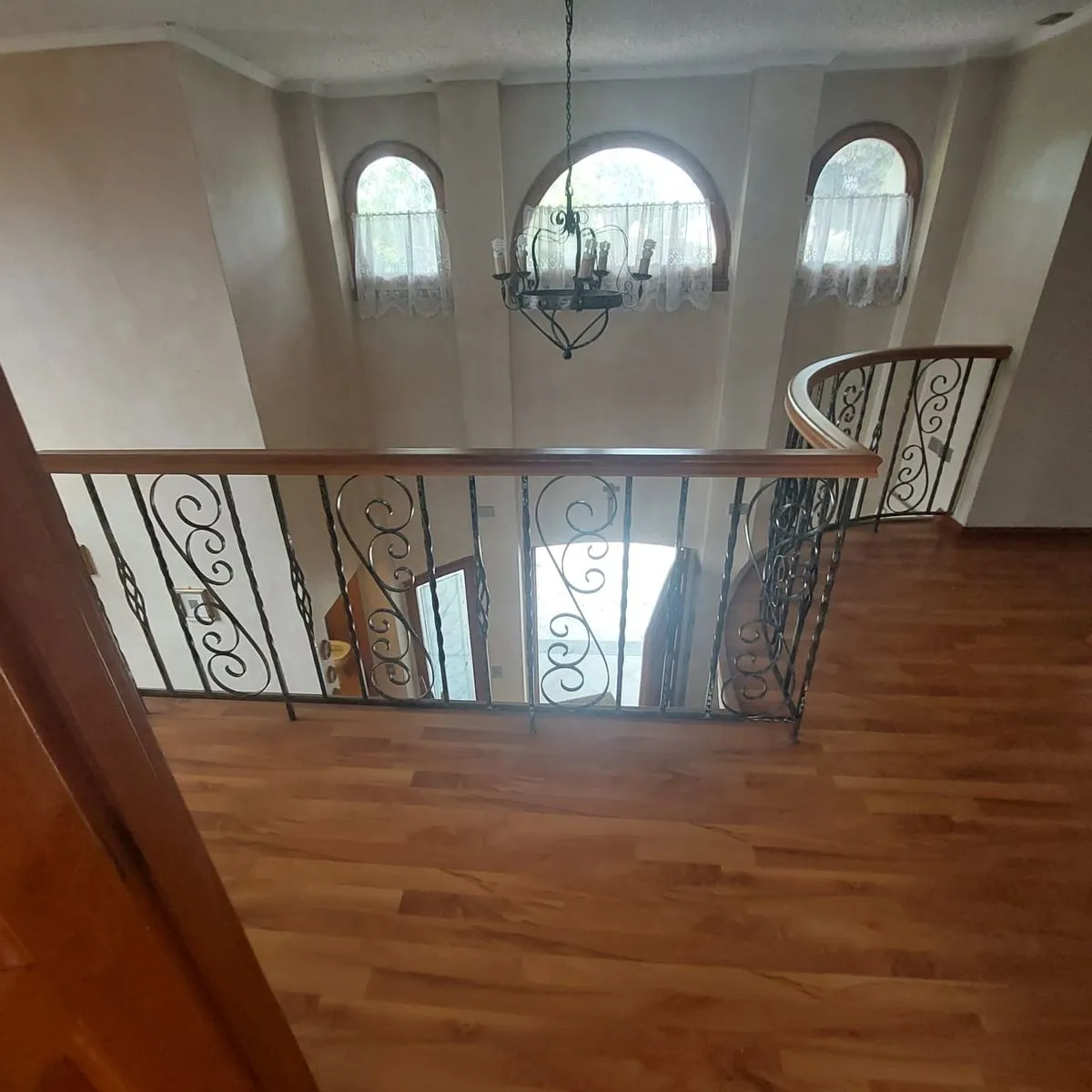 Imagen 5 de 30 de Gran Casa De Dos Niveles En Calle Cerrada Con Lind...