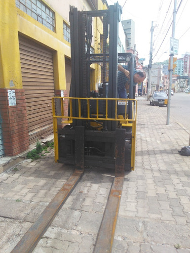 Imagem 1 de 9 de Empilhadeira Yale Glp 120vx *6 T.* 2013* T2e*otima*repasse