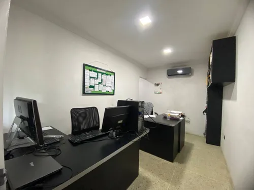 Terreno Con Areas De Oficina