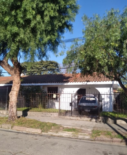 Oportunidad! Vendo Casa De 2 Dormitorios Más Altillo, Entrada Para Auto Y Fondo Con Parrillero, Villa Española.