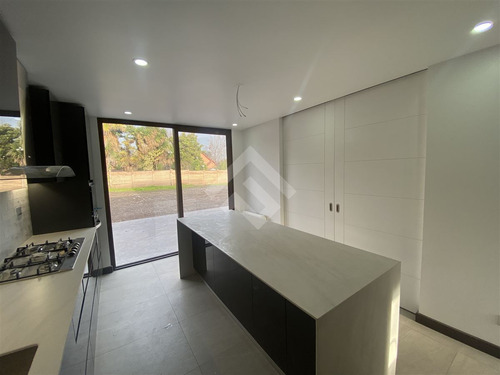 Casa En Venta De 4 Dorm. En Colina Brisas Norte