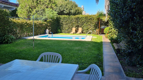 Excelente Chalet En Dos Plantas, Cinco Ambientes Sobre Lote De 8,66 X 30,65m.