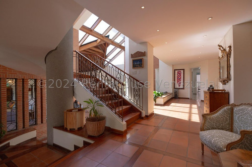 Se Ofrece En Venta Extraordinaria Y Hermosa Casa De Estilo Europeo Ubicada En Los Chorros