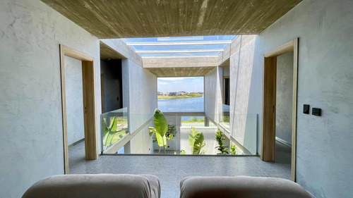 Retasada Casa En Naudir Al Lago Central En Venta - Con Diseño, Hormigon Visto, Piscina