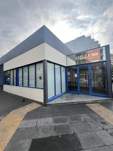 Amplio Local Comercial En Esquina Flores