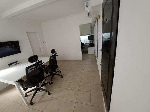 Casa En Venta - 2 Dormitorios 1 Baño - Cochera - 99mts2 - Adrogué