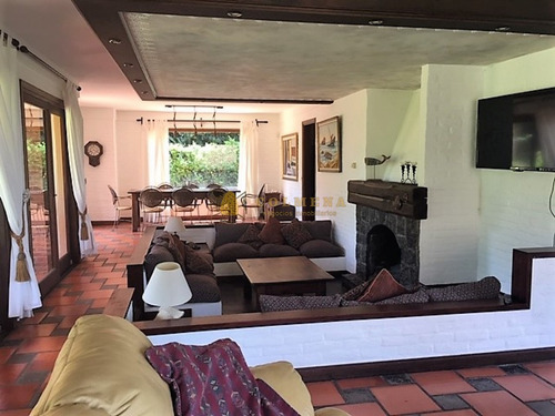 Hermosa Y Exclusiva Casa En Punta Del Este, A Metros De La Playa Mansa!!! Consulte!!!- Ref: 1925