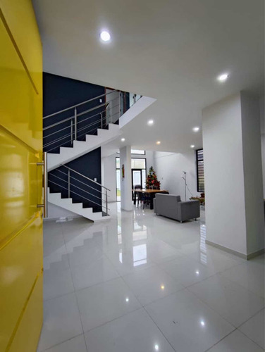 Imagen 2 de 15 de En Venta Casa Con Acabados De Primera En La Castellana Sprc