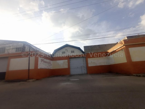 Maria Boraure Vende Galpon  En Zona Industrial I De Barquisimeto, - 24 11 602- Con Oficinas Y Depositos, Area De Servicio Con Espacio Suficiente Para Almacenar, Producir Y Distribuir Productos.