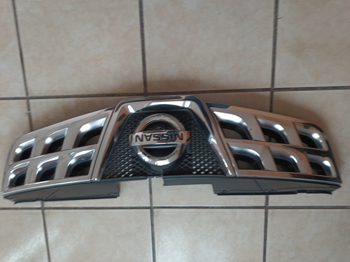 Parrilla Nissan Rogue 2011-2014 Usada Original Con Cámara 