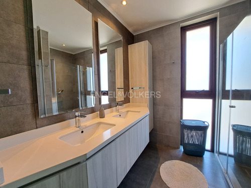 Casa Moderna De Un Piso Con Amplios Espacios En Arriendo