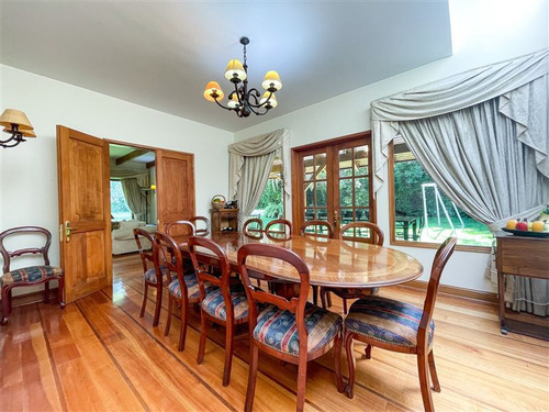 Casa En Venta De 5 Dorm. En Las Condes