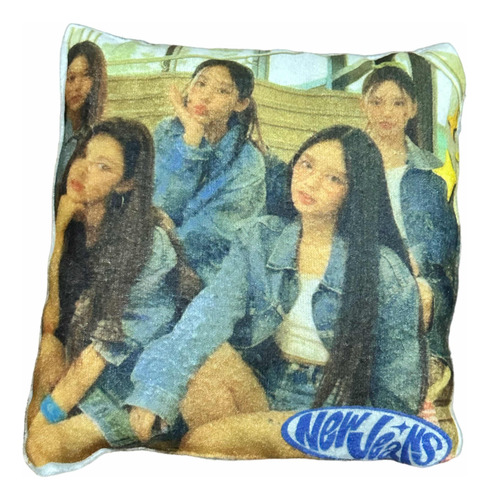 Mini Almohada Cómoda Cojín Newjeans Kpop Corea Idols 19x18cm