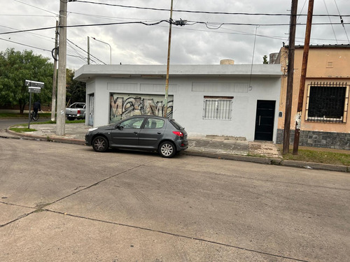En Venta Amplia Vivienda De 4 Ambientes, Con Living, Cocina, Baño, Tres Dormitorios, A Refaccionar. F: 9911